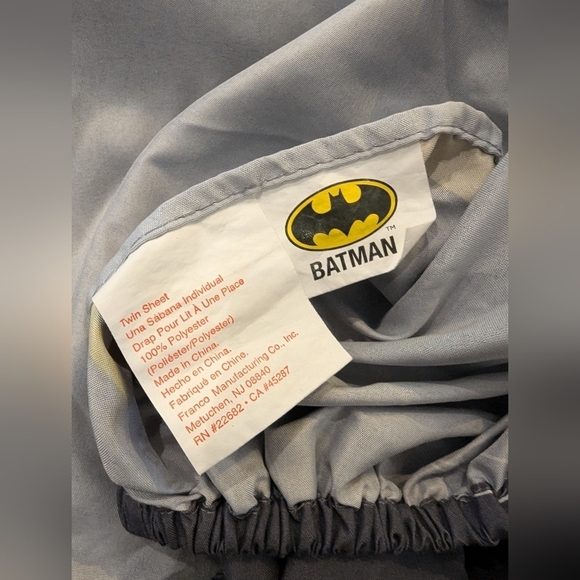 Batman linens Twin size, 2 flat 1 fitted polyester, includes  Small batman plush - Picture 8 of 8